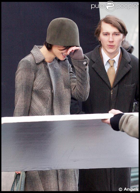 Katie Holmes, sur le tournage de son nouveau film, joue une séquence émotion... Ici, elle est avec Paul Dano. 25/02/09