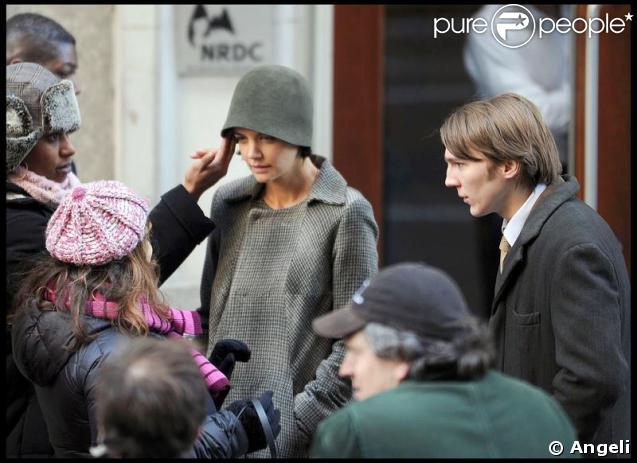 Katie Holmes, sur le tournage de son nouveau film, joue une séquence émotion... Ici, elle est avec Paul Dano. 25/02/09