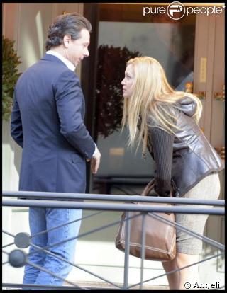 Esther Canadas en séance shopping à Madrid avec un ami