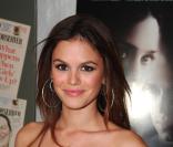 Rachel Bilson se mobilise pour les jeunes les plus démunis