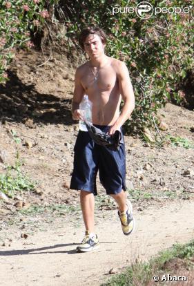 Zac Efron est torse nu à Los Angeles !