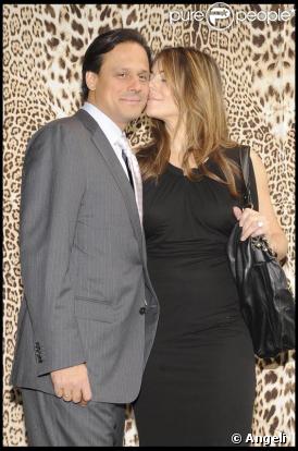 Liz Hurley et son mari Arun Nayar très amoureux à Milan le week-end du 1er mars