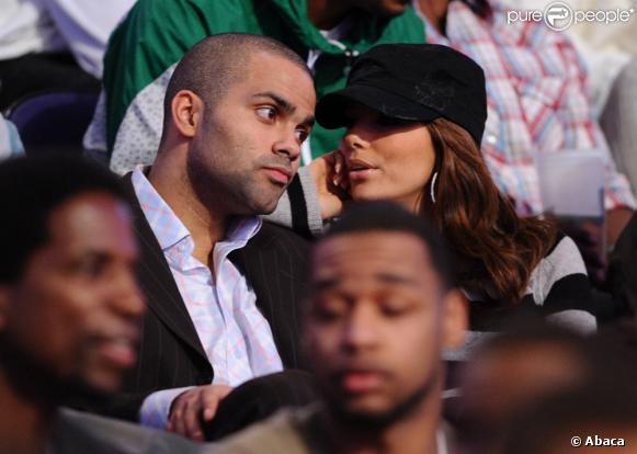 Eva Longoria et Tony Parker assistent à un concours de dunks (smashs au basket). 