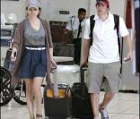 Jason Biggs et sa femme Jenny Mollen à l'aéroport de Los Angeles, partent pour Cabo San Lucas au Mexique le 22/02/2009. 