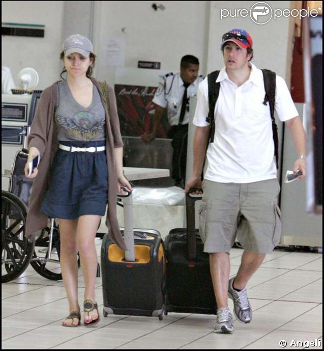 Jason Biggs et sa femme Jenny Mollen à l'aéroport de Los Angeles, partent pour Cabo San Lucas au Mexique le 22/02/2009. 