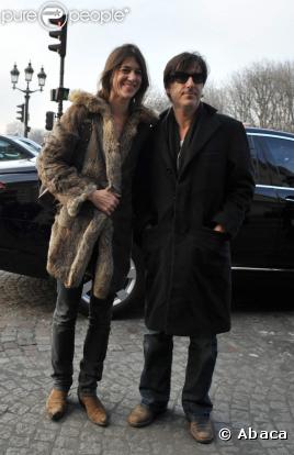 Charlotte Gainsbourg et son mari Yvan Attal se sont rendus au défilé Balenciaga le 5 mars 2009 à Paris. Actrice, chanteuse et mannequin (notamment pour Gérard Darel), c'est une artiste complète !