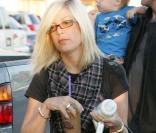 En octobre 2008, dans les rues de Malibu, et accompagnée de sa famille, Tori Spelling, affichait une sihouette un peu moins... maigrichonne.<br />