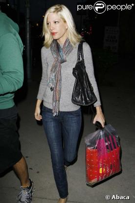 Samedi 7 mars, Tori Spelling, en balade dans les rues de L.A. Pas épaisse la demoiselle ! 