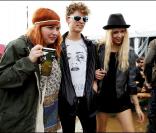 Peaches Geldof et son amie Fifi Brown au festival de Glastonbury le 22/06/2007