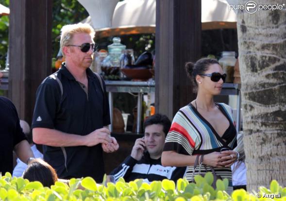 Boris Becker et sa fiancée Lilly Kerssenberg déjeunent avec des amis à Miami...