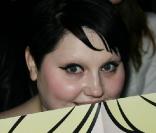 Beth Ditto tout en couleur chez Castelbajac 