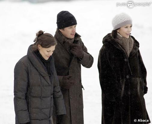 Frederik de Danemark, ici avec Victoria de Suède et sa femme Mary, s'est cassé le péroné lors d'une promenade en luge avec ses enfants