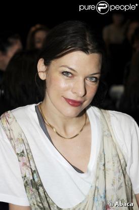 Milla Jovovich au défilé Kenzo lors de la Fashion Week parisienne, le 11 mars 2009 au Carreau du Temple à Paris 