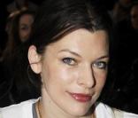 Milla Jovovich au défilé Kenzo lors de la Fashion Week parisienne, le 11 mars 2009 au Carreau du Temple à Paris