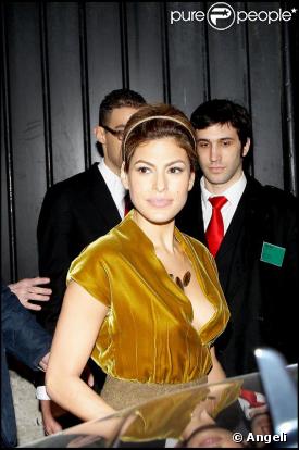 Eva Mendes arrivant au défilé Miu Miu pendant la Fashion Week à Paris le 12 mars 2009