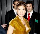 Eva Mendes très decolletée et Roxane Mesquida... Défilé de stars de cinéma chez Miu Miu !