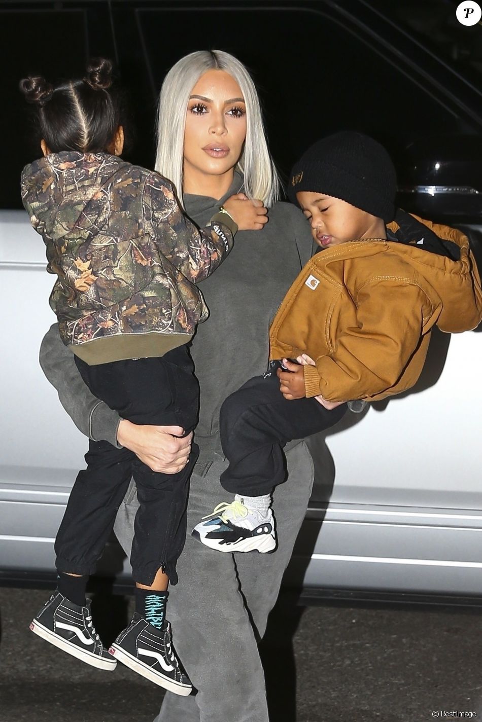 Kim Kardashian et ses enfants North et Saint sont allés faire du patin à glace à Malibu le 23 decembre 2017.