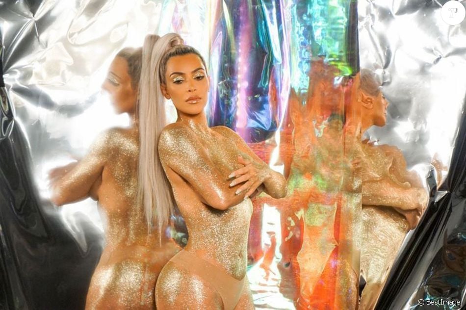 Kim Kardashian lors de la campagne publicitaire de la gamme de cosmétique ultra light beam à Los Angeles, le 29 novembre 2017.