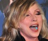 Pas très classe le chewing gum, Debbie ! 
 Lancement de la marque de lunettes Carrera à New York, le 13 mars 2009 
