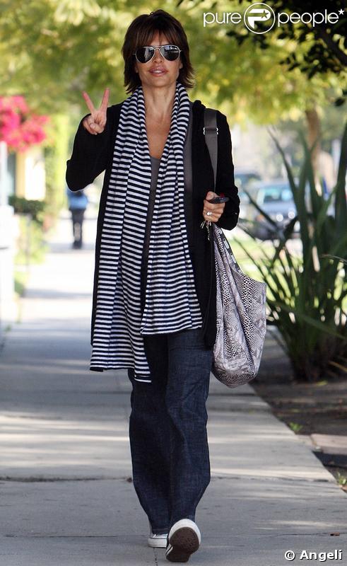 Plutôt réussie cette photo... Lisa Rinna en balade à Hollywood le 13 mars 2009