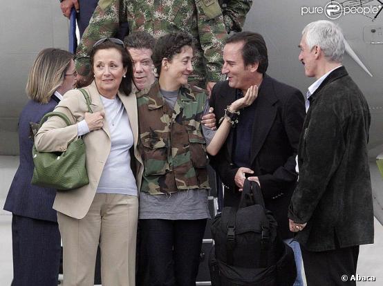 Ingrid Betancourt et son mari Juan Carlos Lecompte lors de son arrivée à Bogota le 2 juillet 2008 après six années de captivité 