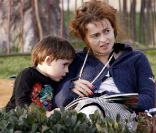 Helena Bonham Carter et son fils Billy Ray en décembre 2008 dans un parc