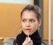 Petite pose gloss pour Jessica Alba dans les rues d'Hollywood, le 26 novembre 2005
