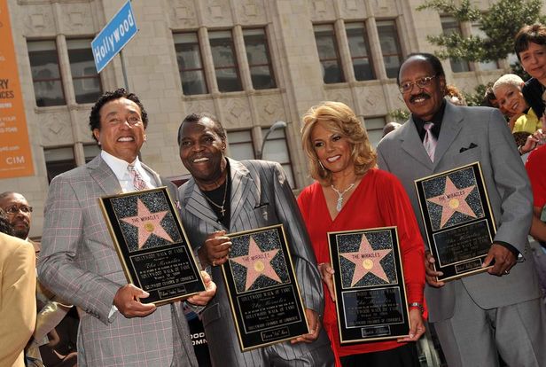 Les Miracles (  Smokey Robinson, Pete Moore, Claudette Robinson, Bobby Rogers) sur le Hollywood Walk of Fame à Los Angeles  