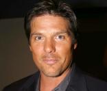 Sans hésitation, c'est Dan Scott (Paul Johansson), le plus manipulateur et machiavélique de Three Hill. Heureusement que Lucas et Nathan n'ont pas hérité ça de leur papa ! 