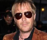 Le très cool et looké Rhys Ifans, lors de l'avant-première de 