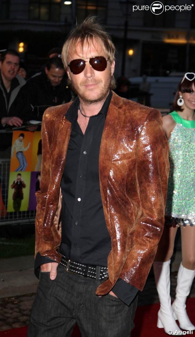 Le très cool et looké Rhys Ifans, lors de l'avant-première de 