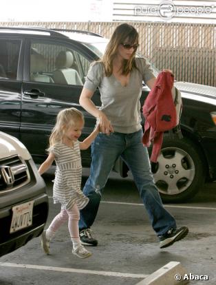 Jennifer Garner dépose son aînée Violet à l'école avec la petite Séraphina à Santa Monica le 25 mars 2009