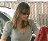 Jennifer Garner dépose son aînée Violet à l\'école avec la petite Séraphina à Santa Monica le 25 mars 2009