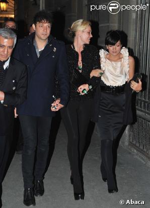 Kate Moss, Jamie Hince et Lily Allen à Paris en mars 2009 pour le défilé Chanel 