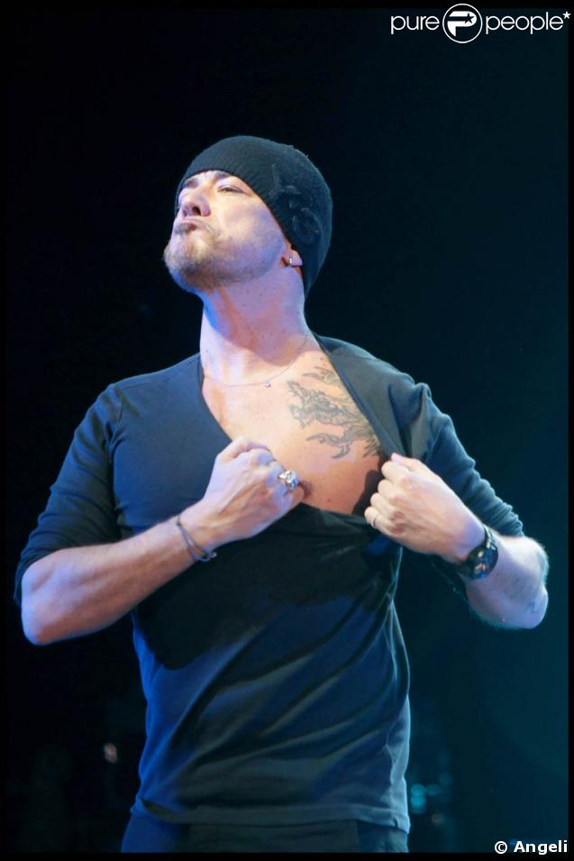 Pascal Obispo nous montre fièrement ses tattoos, au Palais des Sports de Lyon, le 28 mars 2009, à l'occasion de la 4e édition de 