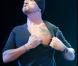 Pascal Obispo nous montre fièrement ses tattoos, au Palais des Sports de Lyon, le 28 mars 2009, à l'occasion de la 4e édition de "Foot-Concert", au profit de l'association Huntington.