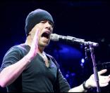 Pascal Obispo crie dans un micro, au Palais des Sports de Lyon, le 28 mars 2009, à l'occasion de la 4e édition de 