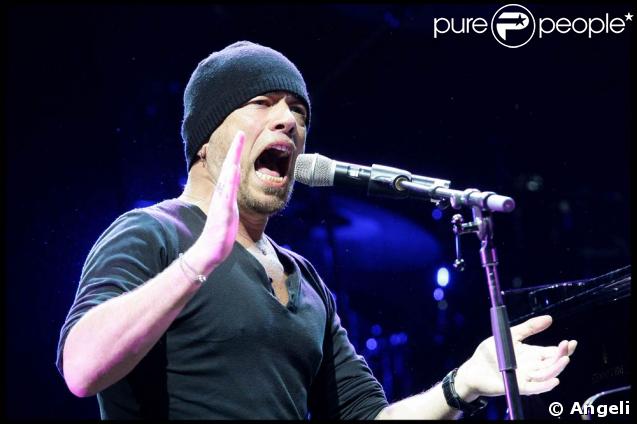 Pascal Obispo crie dans un micro, au Palais des Sports de Lyon, le 28 mars 2009, à l'occasion de la 4e édition de 