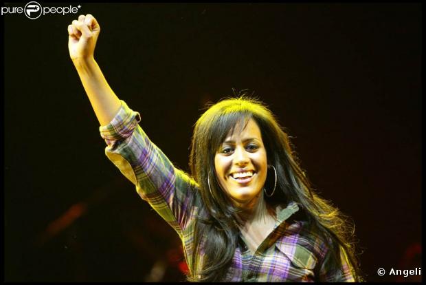 Amel Bent a perdu au foot, mais a gagné au concert, au Palais des Sports de Lyon, le 28 mars 2009, à l'occasion de la 4e édition de "Foot-Concert", au profit de l'association Huntington.
