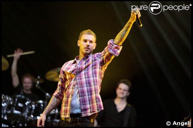 Tout le monde lève les bras, alors M. Pokora aussi, au Palais des Sports de Lyon, le 28 mars 2009, à l'occasion de la 4e édition de 