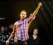 Tout le monde lève les bras, alors M. Pokora aussi, au Palais des Sports de Lyon, le 28 mars 2009, à l'occasion de la 4e édition de "Foot-Concert", au profit de l'association Huntington.