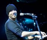 Pascal Obispo au piano, au Palais des Sports de Lyon, le 28 mars 2009, à l'occasion de la 4e édition de 