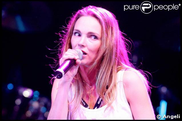 Claire Keim, tout en douceur, au Palais des Sports de Lyon, le 28 mars 2009, à l'occasion de la 4e édition de "Foot-Concert", au profit de l'association Huntington.