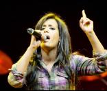Amel Bent avait une super chemise, au Palais des Sports de Lyon, le 28 mars 2009, à l'occasion de la 4e édition de 