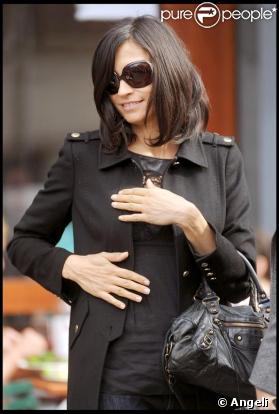 Famke Janssen déjeune avec un ami au Bar Pitti à New York, le 28 mars 2009