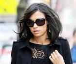 Famke Janssen promène son chien dans les rues New York, le 28 mars 2009