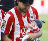 Sergio Agüero à Madrid avec son jeune bébé, avant un match