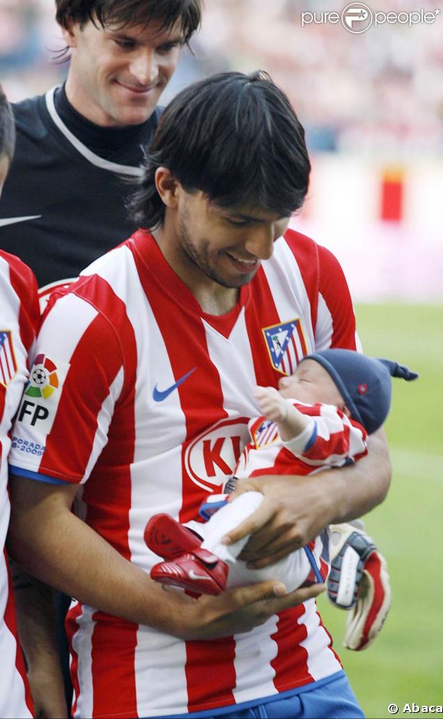 Sergio Agüero à Madrid avec son jeune bébé, avant un match