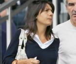 Avec son sac Darel Blanc, Estelle Denis est bien assortie à son mari... 