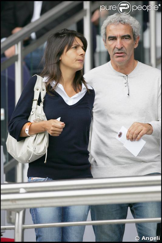 Avec son sac Darel Blanc, Estelle Denis est bien assortie à son mari... 